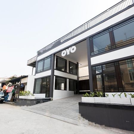 Oyo 1310 Urban Residence Джакарта Екстериор снимка