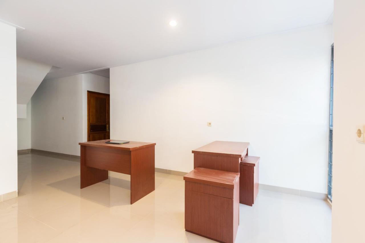 Oyo 1310 Urban Residence Джакарта Екстериор снимка
