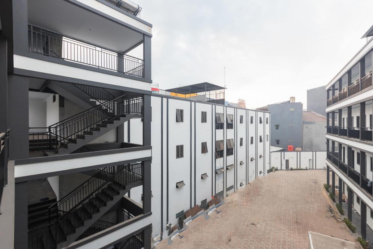 Oyo 1310 Urban Residence Джакарта Екстериор снимка