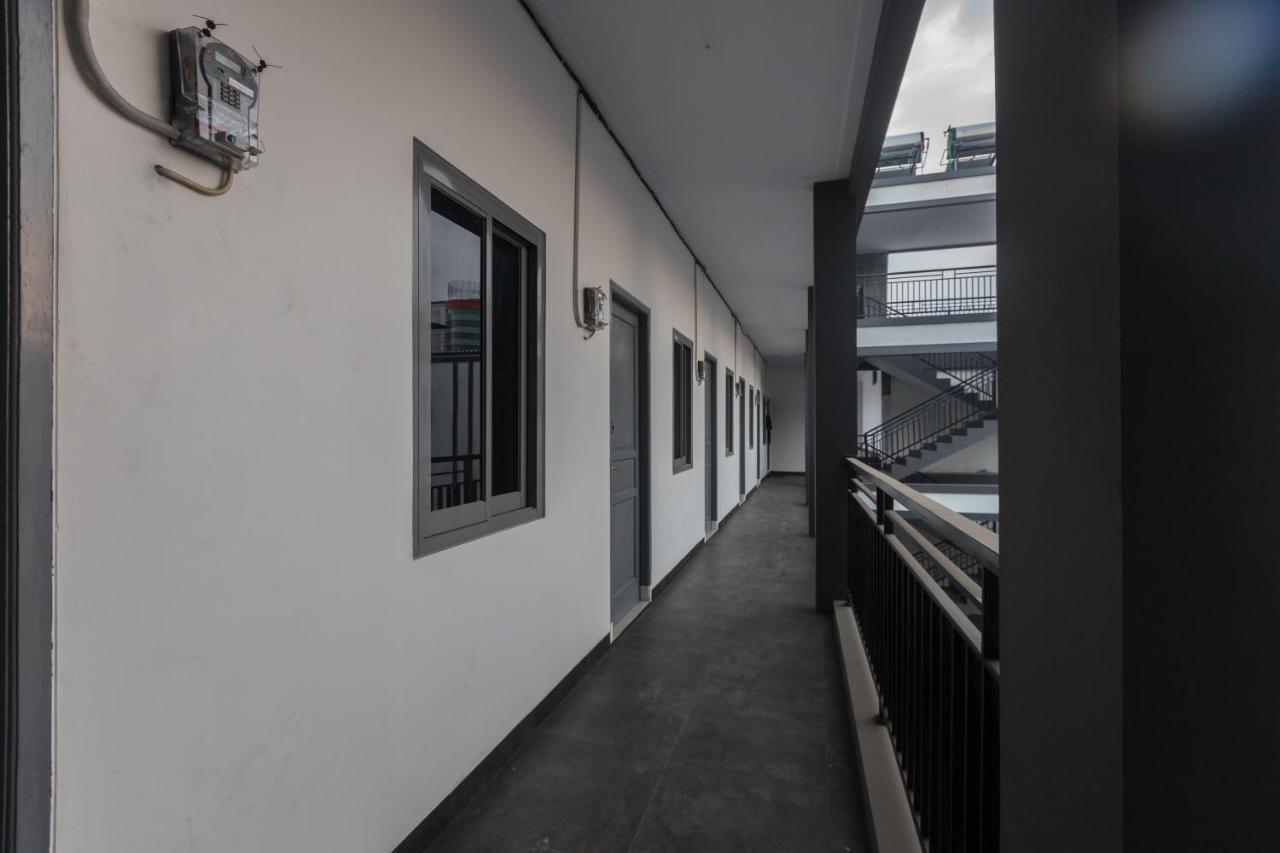 Oyo 1310 Urban Residence Джакарта Екстериор снимка